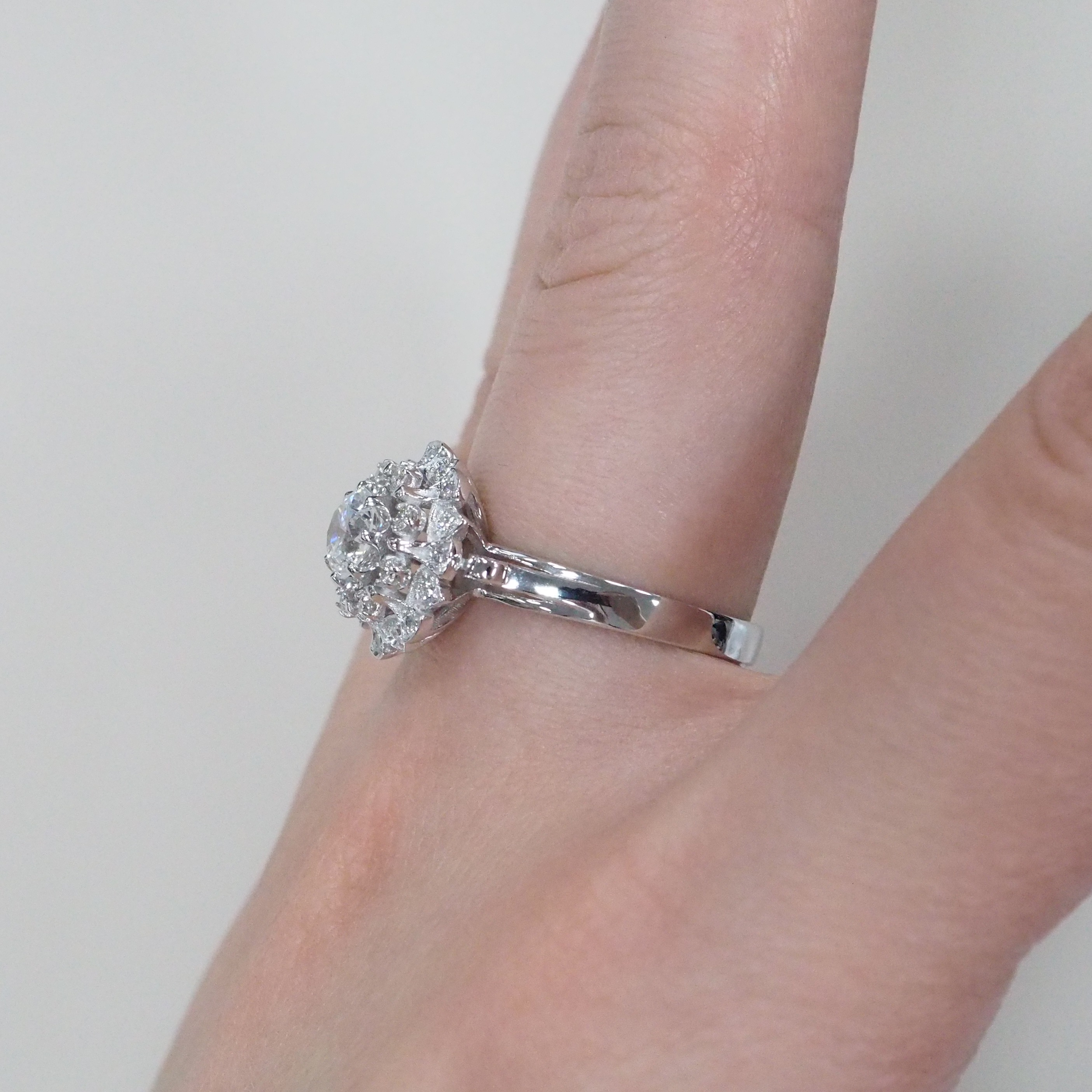 Кольцо из белого золота с бриллиантами